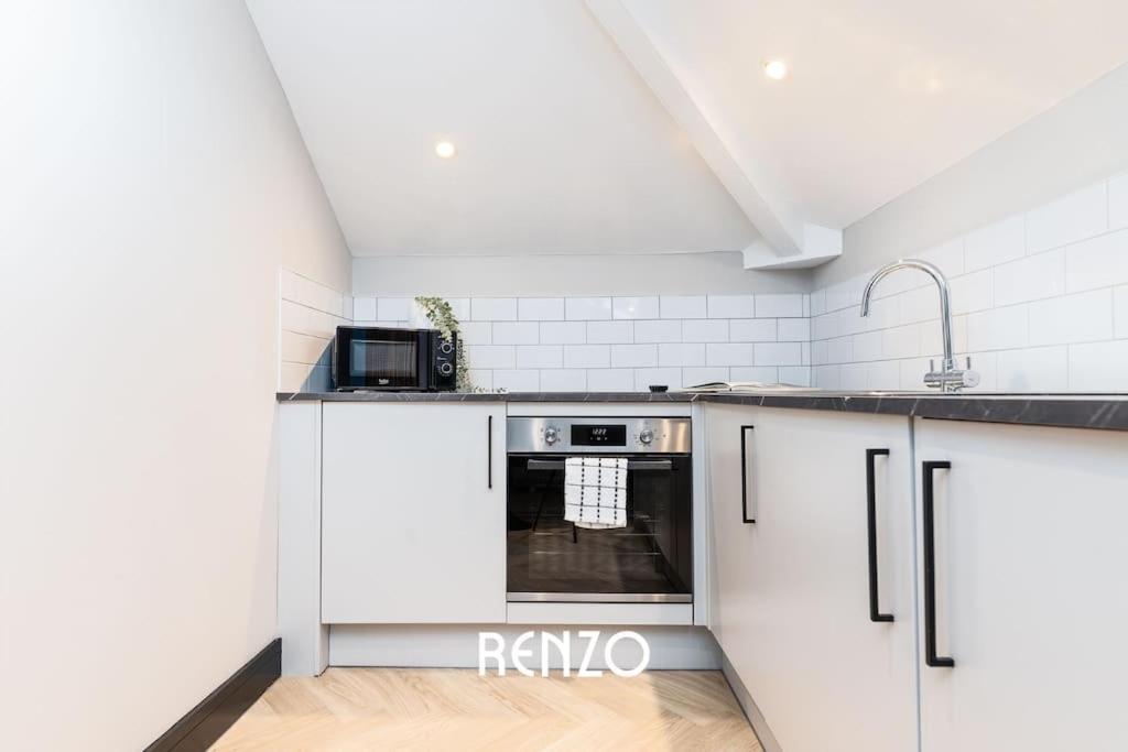 Apartamento And Beautiful 2-bed In By Renzo, Newly Refurbished, 2 En-suites! *