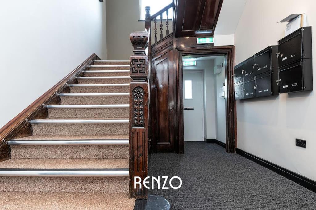 And Beautiful 2-bed In By Renzo, Newly Refurbished, 2 En-suites! *