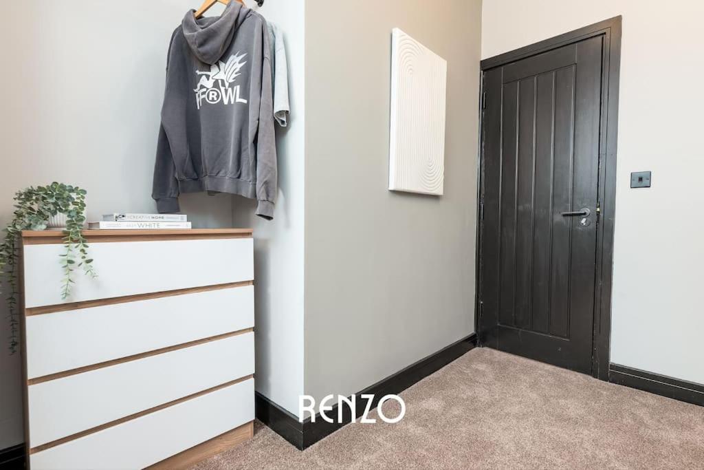 And Beautiful 2-bed In By Renzo, Newly Refurbished, 2 En-suites! Apartamento Derby