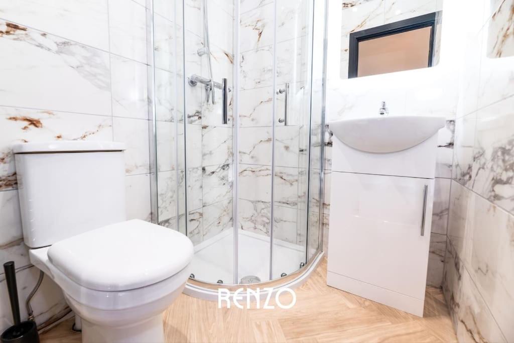 And Beautiful 2-bed In By Renzo, Newly Refurbished, 2 En-suites! Apartamento *