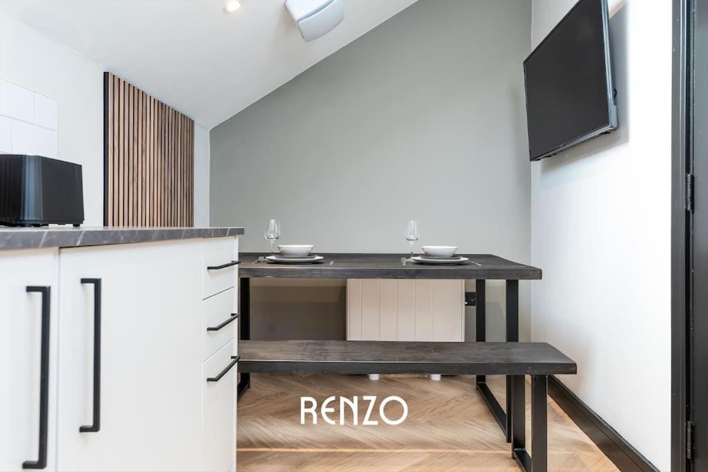 Apartamento And Beautiful 2-bed In By Renzo, Newly Refurbished, 2 En-suites!